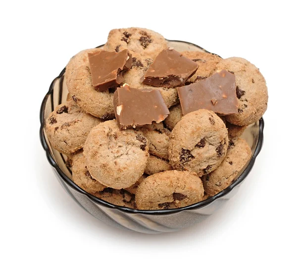Čokoláda čip cookies v šálku na bílém pozadí — Stock fotografie
