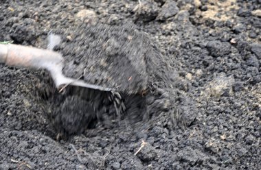 Bahçe işleri - kazma kürekle