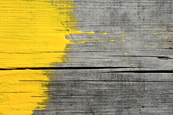 Gelbe Farbe auf altem Holzgrund — Stockfoto