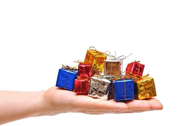 Caja de regalo en las niñas de la mano. Regalos de tiempo —  Fotos de Stock