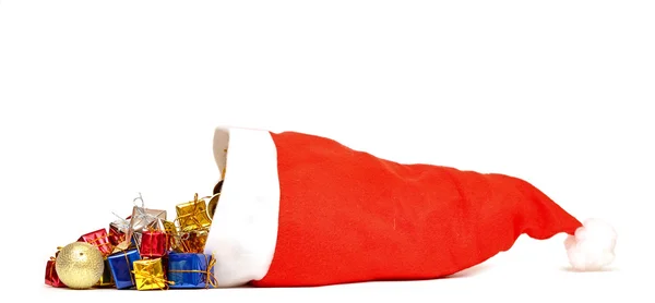 Santa claus kalap a karácsonyi ajándékokat — Stock Fotó