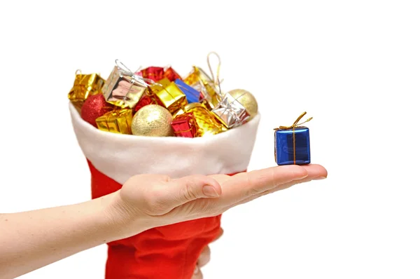 Geschenkbox in der Hand über Weihnachtsmann-Hut — Stockfoto