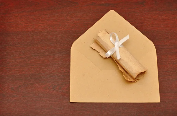 Enveloppen met oude papierrol — Stockfoto
