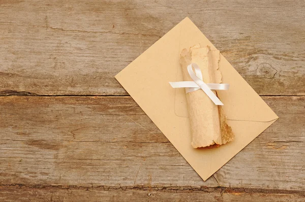 Envelopes com rolo de papel velho — Fotografia de Stock