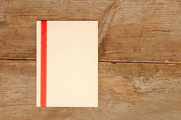 Cartão em branco vintage com fita vermelha — Fotografia de Stock