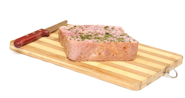 Salsiccia accanto a un coltello su un tagliere — Foto Stock