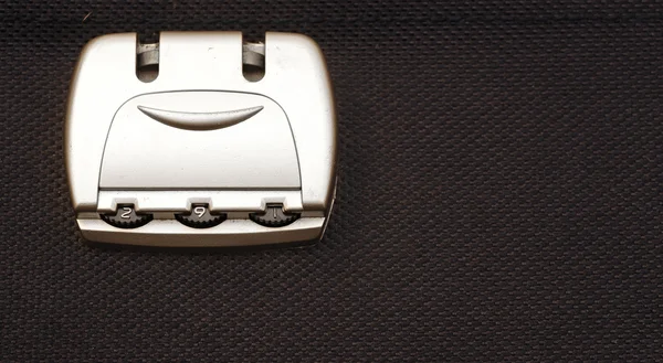 Foto de primer plano de una cerradura de combinación en una maleta de color negro —  Fotos de Stock