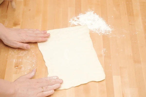 Dough și mâinile aproape — Fotografie, imagine de stoc