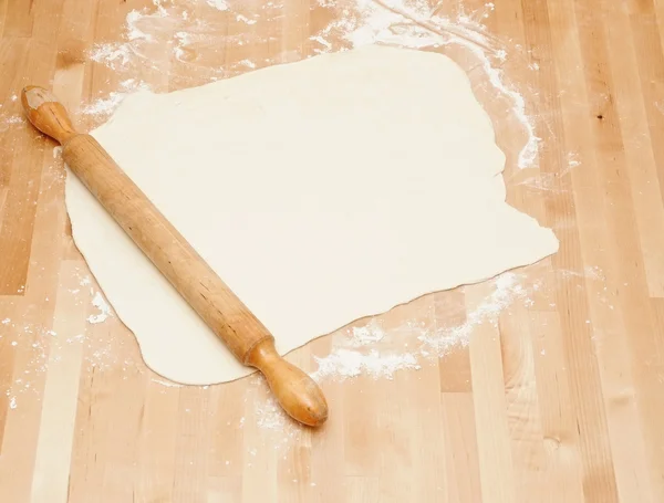 stock image Classic wooden rolling pin with freshly prepared dough and dusti