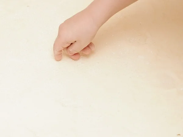Barns händer knåda degen — Stockfoto