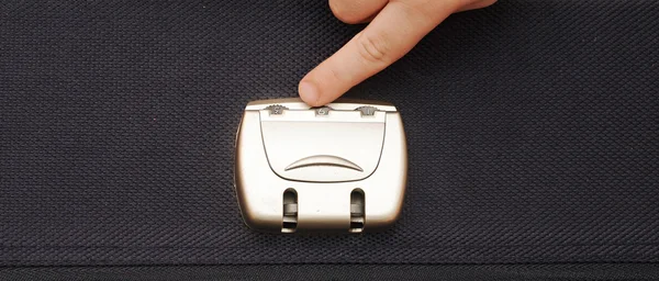 Närbild foto av en kombination låsa på en svart resväska med chi — Stockfoto
