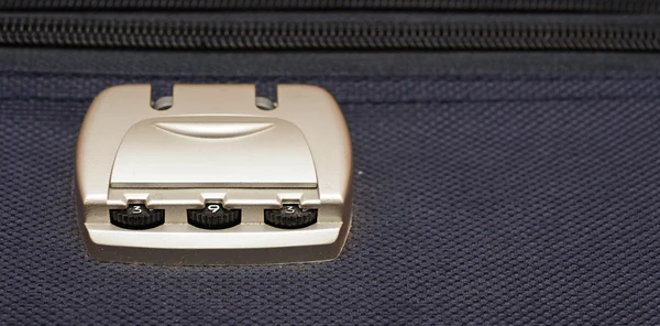 Fotografia di primo piano di una serratura di combinazione su una valigia nera — Foto Stock