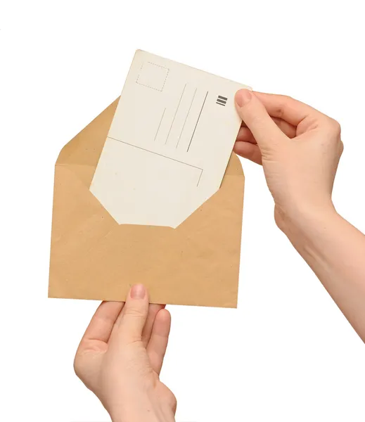 Желтый конверт с винтажной пустой картой в руке — стоковое фото