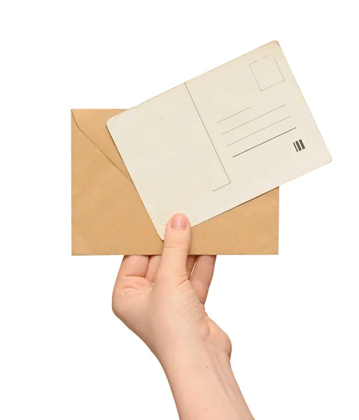 Жовтий конверт з старовинною порожньою карткою в руці — стокове фото