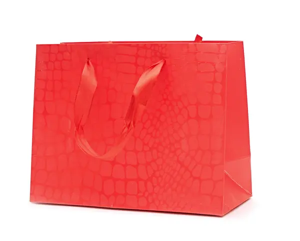 Il pacchetto rosso per gli acquisti è isolato su sfondo bianco . — Foto Stock