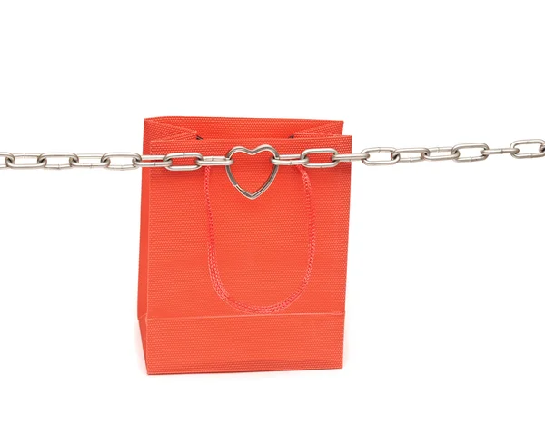 Einkaufstaschen und Kette mit Herz auf weißem Hintergrund — Stockfoto