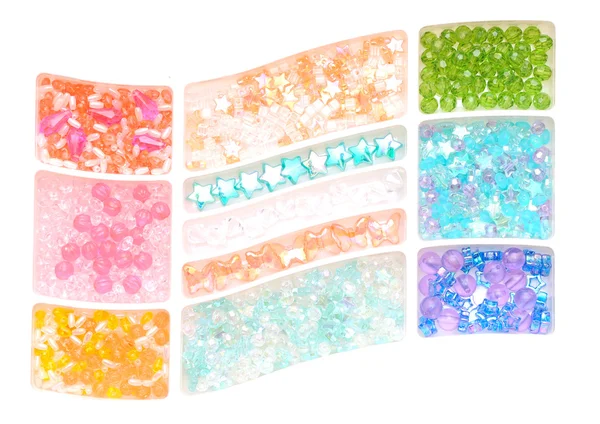 Närbild multicolor pärlor högen i låda — Stockfoto