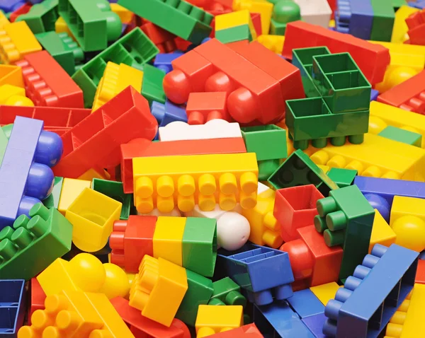 Plastik oyuncak bloklarını kazık — Stok fotoğraf