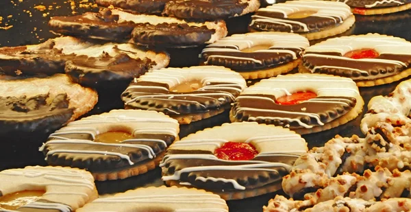 Τα μπισκότα σε ένα μετρητή σε ένα αρτοποιείο. — Φωτογραφία Αρχείου