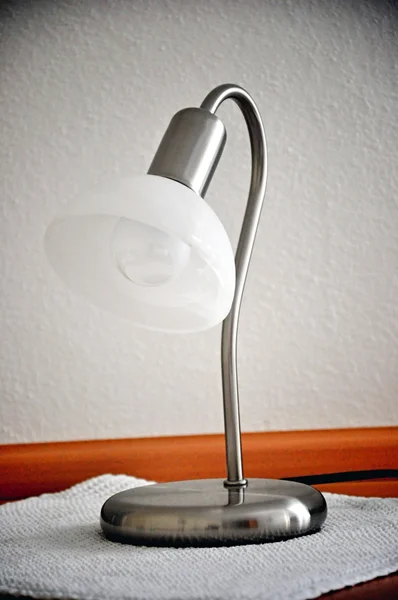 Lámpara de mesa sobre mesa de madera —  Fotos de Stock