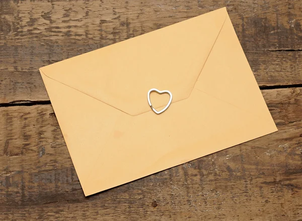 Envelope on wooden background and heart. — Stock Photo, Image