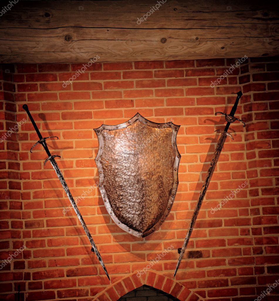 중 금속 방패와 벽에 두 개의 칼 — 스톡 사진 © inxti74 #8505819, image size:951x1024