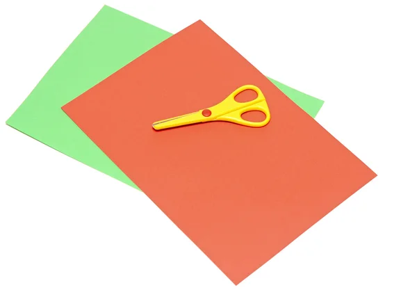 Färgat papper och sax isolerad på en vit bakgrund — Stockfoto