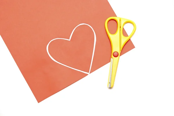 赤いバレンタインの心と黄色のはさみ — ストック写真