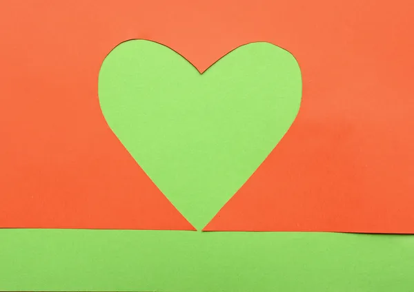 Kağıt kalbi şekillerden yeşil zemin üzerine yakın çekim — Stok fotoğraf