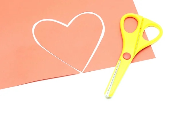 赤いバレンタインの心と黄色のはさみ — ストック写真