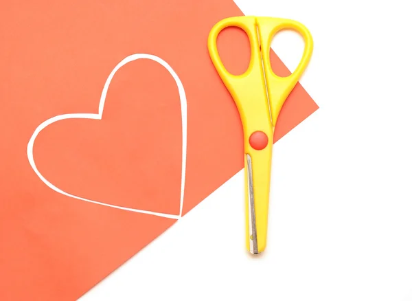 Червоний валентин серце і жовтий ножиці — стокове фото