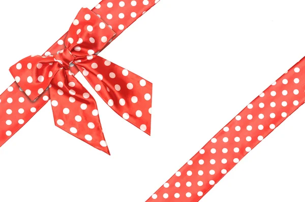 Kropkowane czerwony satyna prezent łuk i wstążki na białym tle — Zdjęcie stockowe