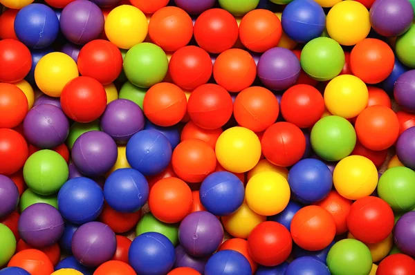 Bakgrund, färgglada plast bollar på lekplats — Stockfoto