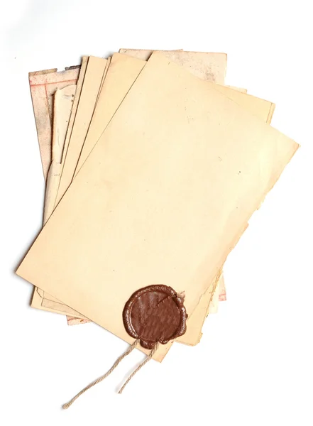 Starý papír hromádky s voskovou pečetí na bílém pozadí — Stock fotografie