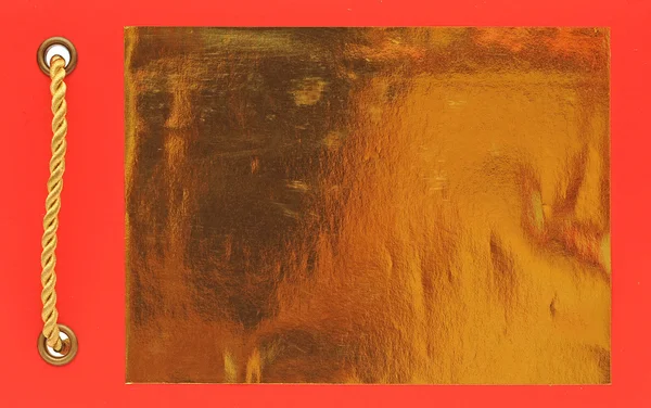 金のロープと赤色の紙のグリーティング カード。テキストのスペース — ストック写真