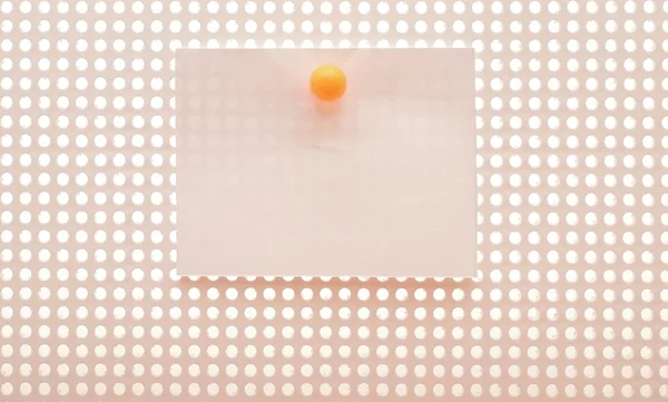 Pedazo de papel en blanco pegado a la rejilla de plástico —  Fotos de Stock