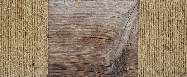 Vieille planche en bois avec corde — Photo