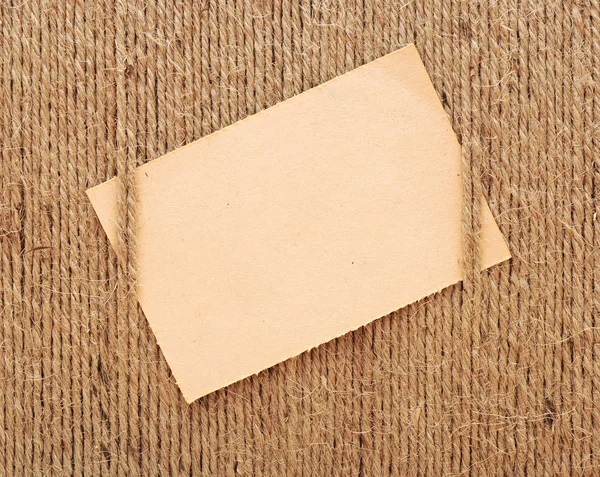Παλιά φύλλο χαρτί σε σχοινί φόντο. χώρος για το κείμενό σας — Φωτογραφία Αρχείου