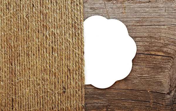 Tag in bianco e vecchie corde su sfondo di legno . — Foto Stock