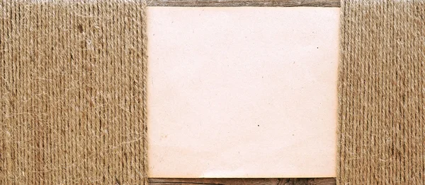 Пергаментная бумага и старые веревки. пространство для вашего текста — стоковое фото
