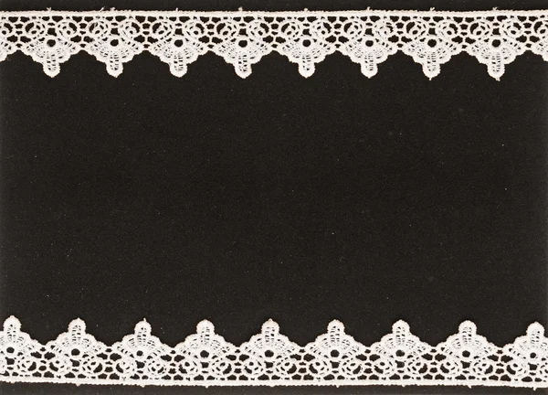 Белые кружева на черном фоне — стоковое фото