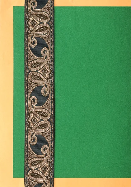 Yeşil kağıt arka planla antik şerit — Stok fotoğraf
