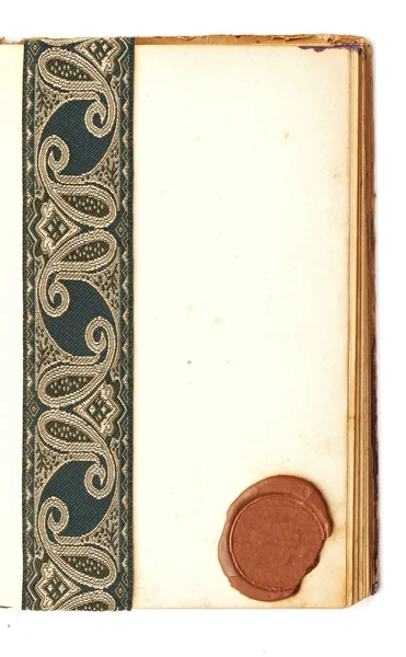 Κενή σελίδα ανοιχτό βιβλίο με σφραγίδα κερί και αντίκες κορδέλα σε λευκό β — Φωτογραφία Αρχείου