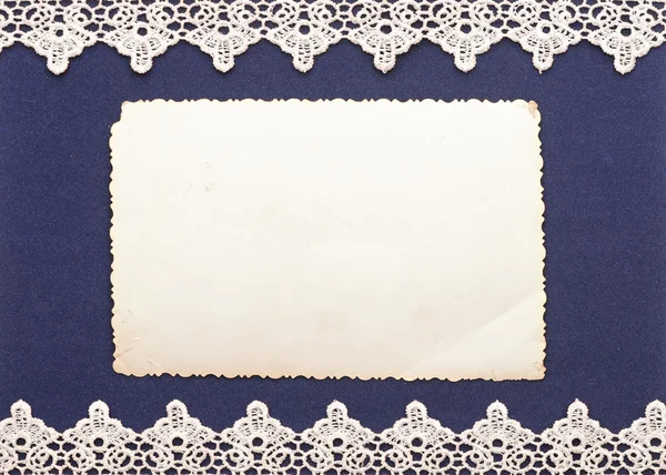 Ретро фон або вітальна листівка зі старою фотографією і мереживною рамкою — стокове фото
