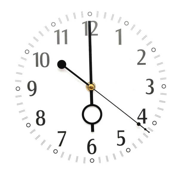 Ρολόι τοίχου που απομονώνονται σε λευκό φόντο, δείχνει την ώρα — Φωτογραφία Αρχείου