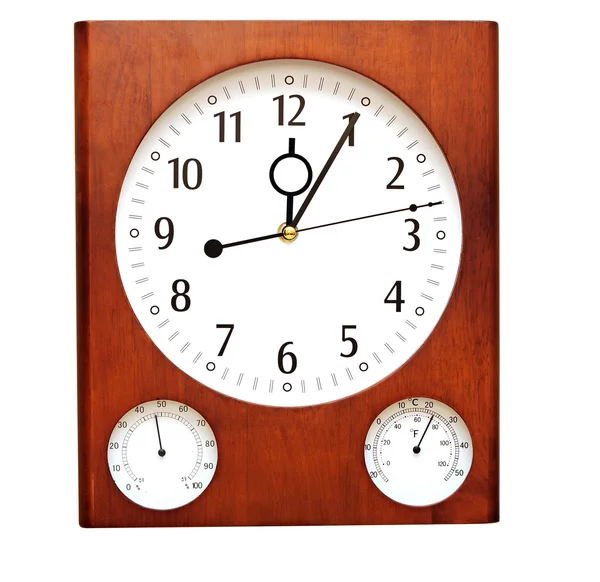 Relógio de parede de madeira isolado no fundo branco — Fotografia de Stock
