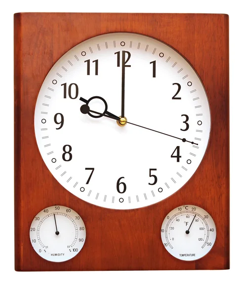 Relógio de parede de madeira isolado no fundo branco — Fotografia de Stock