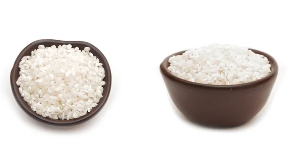 Witte rijst in ronde bruin cup geïsoleerd op witte achtergrond — Stockfoto
