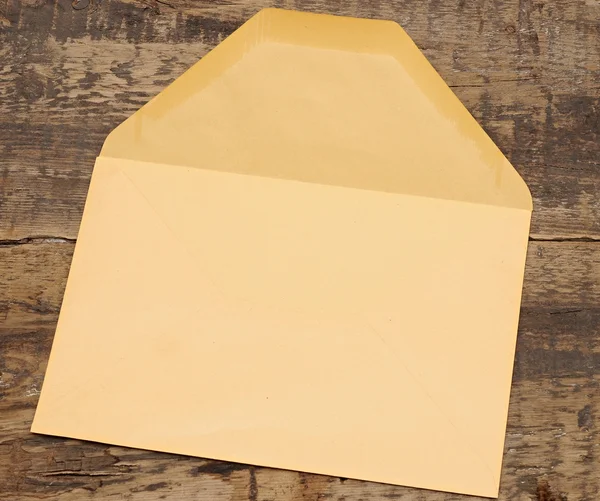Documento envelope amarelo na madeira velha — Fotografia de Stock