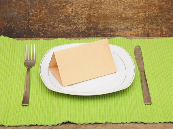 Puste naczynia z stary papier, nóż i widelec i zielone serwetki na wo — Zdjęcie stockowe